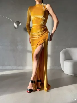 فستان سهرة مخملي بلون العسل